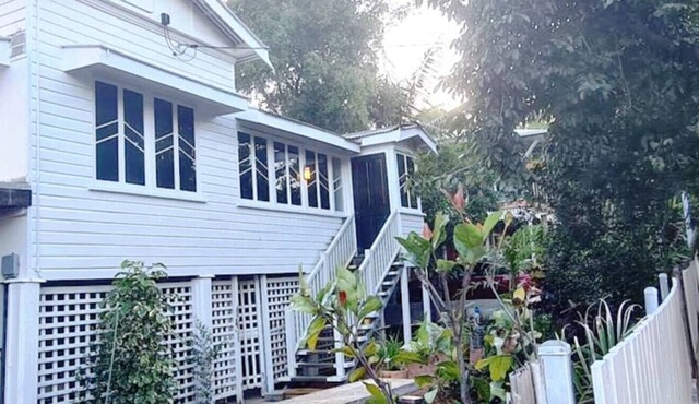 Fresheyre Charming Queenslander self check in