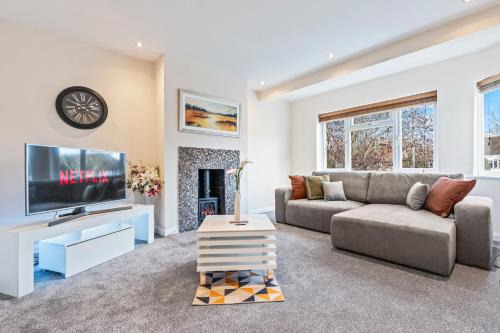 Freshly Redesigned Thames Ditton Apt - Sleeps 6 - Free Parking