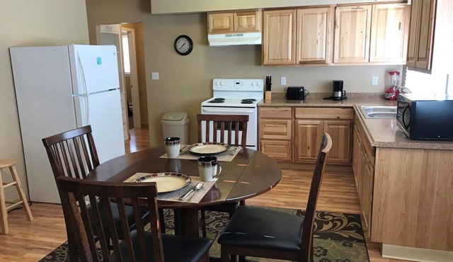 Freshly Remodeled 2 Bedroom, Full Kitchen, living Room Suite, in Cascade unit #2
