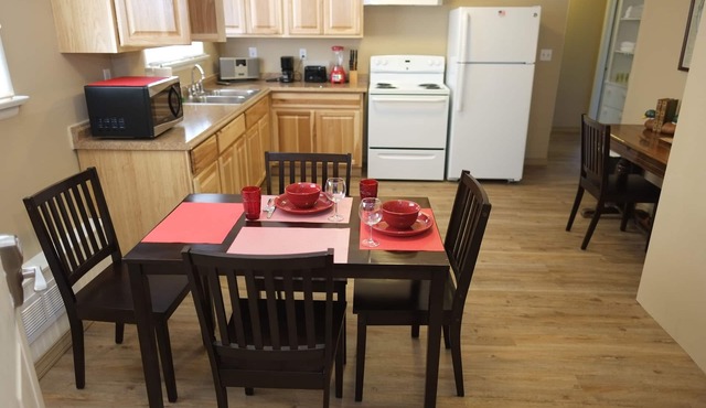 Freshly Remodeled 2 Bedroom, Full Kitchen, living Room Suite, in Cascade unit #3