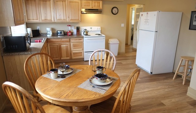Freshly Remodeled 2 Bedroom, Full Kitchen, living Room Suite, in Cascade unit #1