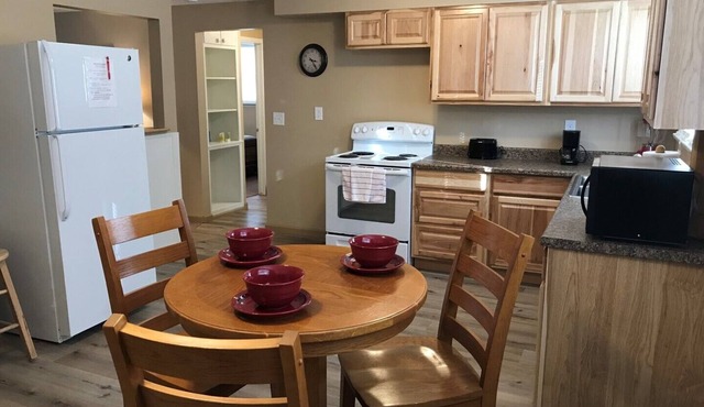 Freshly Remodeled 2 Bedroom, Full Kitchen, living Room Suite, in Cascade unit #4