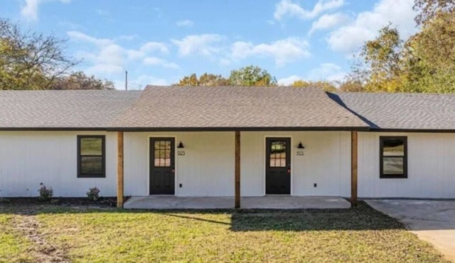 Freshly remodeled 2BR modern rustic duplex in Ardmore, OK. Features King & Queen beds, open living area, full kitchen, and private access. Minutes from dining, shopping, and parks—perfect for business trips, extended stays, or weekend getaways.