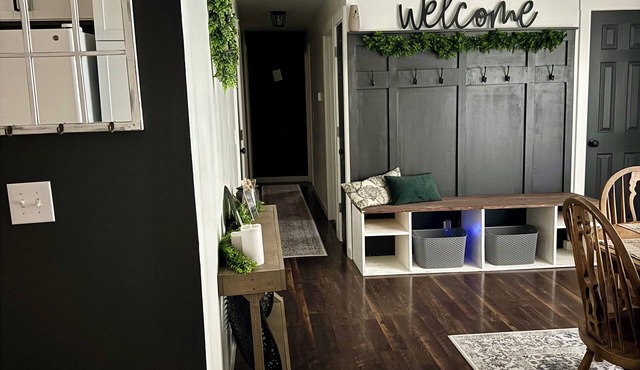 Freshly Remodeled 3-bedroom cozy home w/fully equipped Kitchen & big back yard!