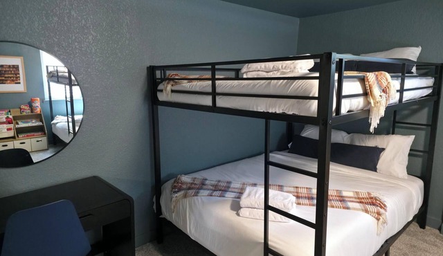 Freshly remodeled home in Westminster. HotTub, Movie Theater, Pool Table, Arcade