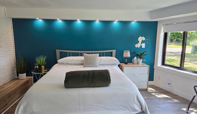 Freshly remodeled, modern & pet friendly unit!