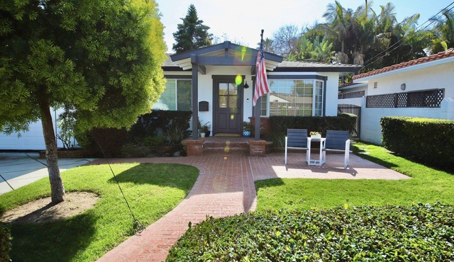 Freshly Remodeled Private Beach home, walk to beach and shops - sleeps 8