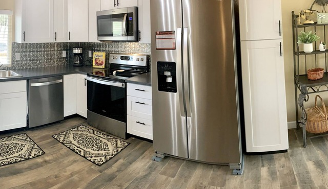 Freshly remodeled Retreat close to hiking, boating, and shopping