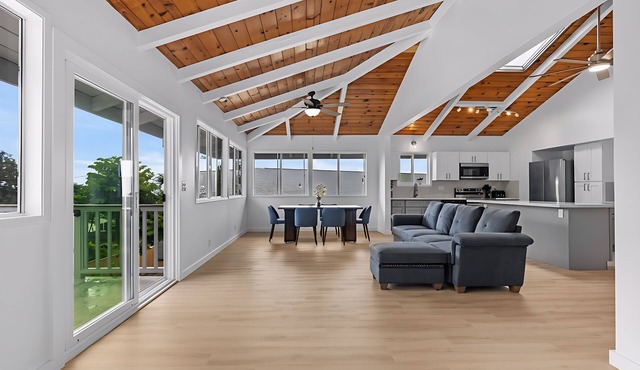 Freshly Remodeled w/Vaulted Ceilings ,Lanai view 3.5 mi from Airport Live Local