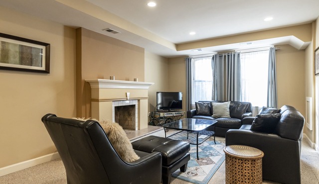 Freshly renovated 1 bedroom in Historic Home- Convention Center/Blagden Alley
