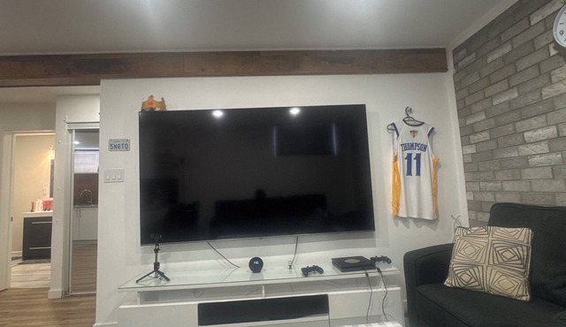 Freshly renovated 2 bedrom basment alartmentnVery quiete and clean place parking