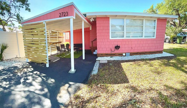 Freshly renovated 2-bedroom house in beautiful Bradenton with WiFi, AC