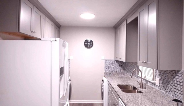 FRESHLY RENOVATED 2 BEDROOM DUPLEX