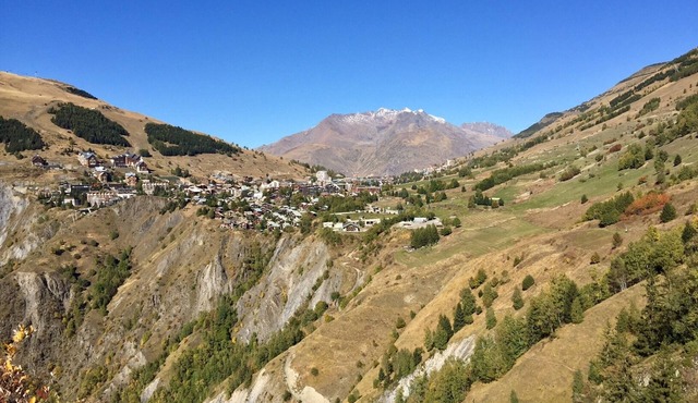 Freshly renovated apartment for 10/12, ski-in/ski-out, magnificent view