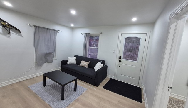 Freshly Renovated 2 bedroom house with big patio and backyard
