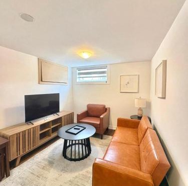 Freshly Renovated Spacious 2BR 2Bath Near TTC and Shops