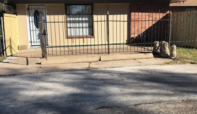Freshly Renovated Studio with full kitchen, bathroom, and private gate, parking