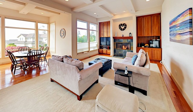 Freshly Updated Golf Getaway with Lake Washington & City Views
