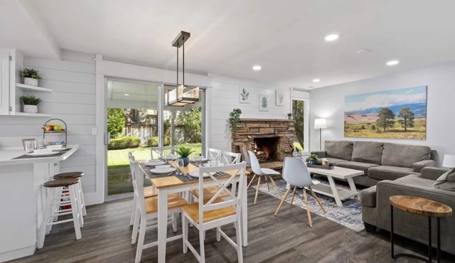 ☆Freshly Updated Home Fast WIFI Smart TV 2 Parks☆