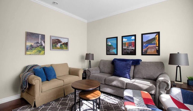 Freshwater Joys | 4BR Jellybean Home Near Downtown