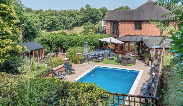 FRESHWINDS, family friendly, with pool in Market Drayton