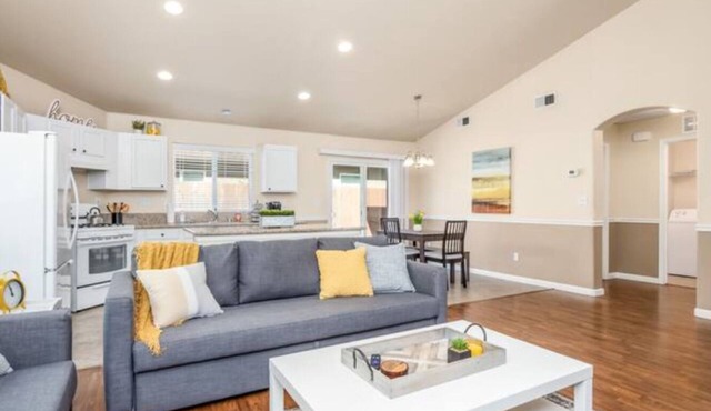Fresno Home| Fire Pit| Sleeps 10| Quiet Community!