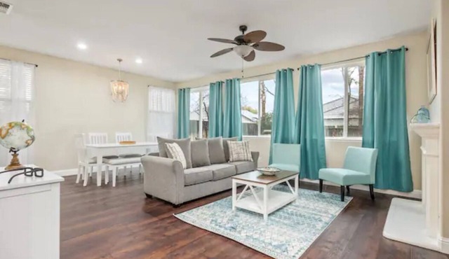 Fresno House - BBQ, Fire Pit, 3 Bed, 2 Bath & 2 Car Garage!