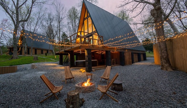 Freya's Cabin peaceful Aframe with hot tub & sauna 15 min to the national park!