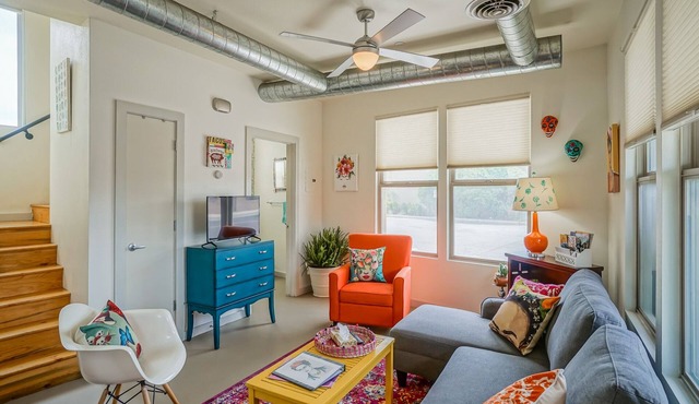 Frida Kahlo! 1bd/1.5ba Condo near Old Town/Sawmill. Balcony, Patio!