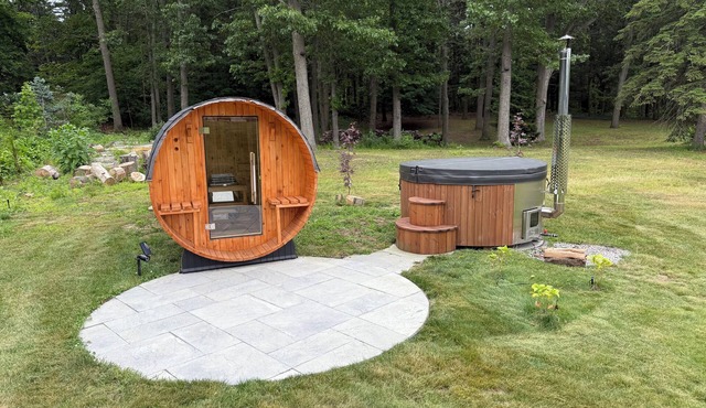 Friday Fowls Cottage - Sauna - Hot Tub - Fire Pit - Golf - Lake - Beach - Winery
