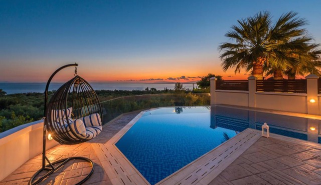 Frido Luxury Villa with Jacuzzi