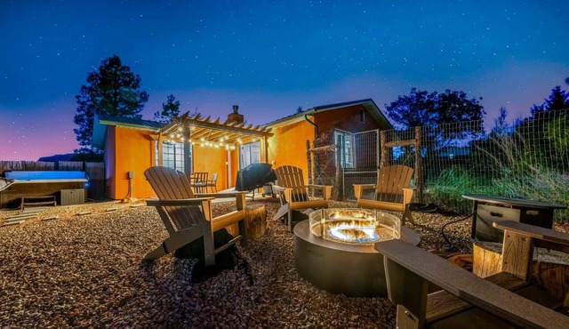 Friendly 2BR Home w/Fire Pit/Hot Tub/Backyard