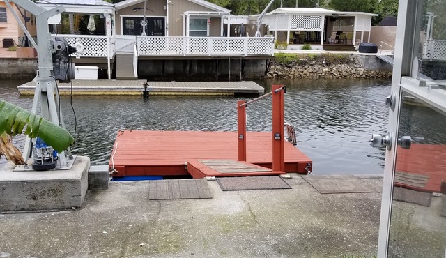 Friendly and quite neighborhood, waterfront view, kayaks or go fishing.