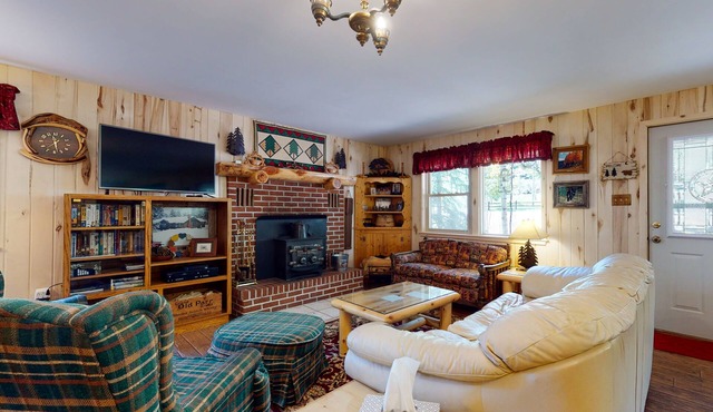 Friendly cabin with WiFi, deck, and porch swing - close to the National forest