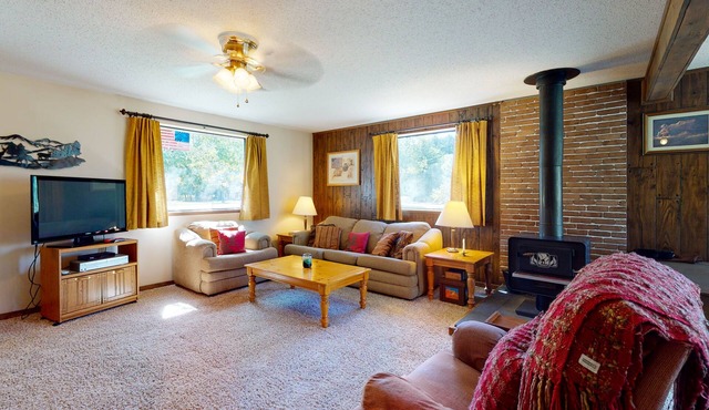 Friendly cabin with WiFi & wood-burning stove - one mile from the Rio Grande