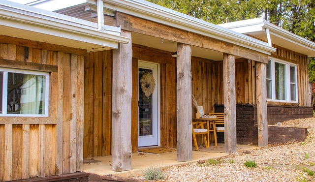 Friendly City Stay! HOT TUB, NEW LISTING!