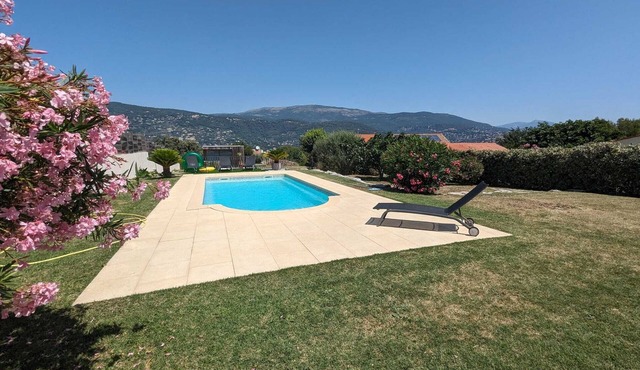 Friendly house 6 people with garden and pool