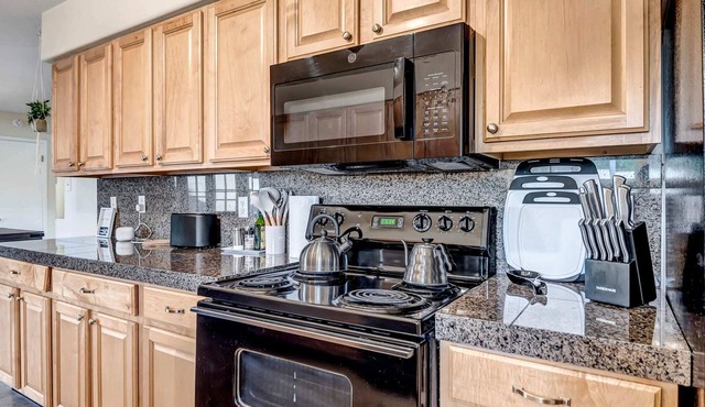 Friendly Lounge w/ Pool & Grill - 5 Mins from Old Town