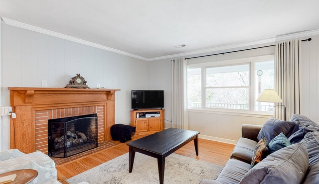 Friendly, spacious home with AC, washer/dryer, wood fireplace, & mountain view
