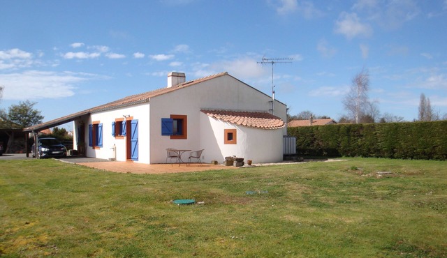 Friendly, sunny, and quiet house with a large wooded garden!