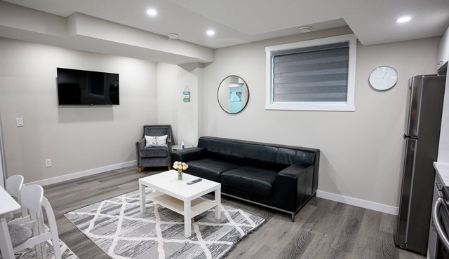 FriendlynnLegal Secondary Suite Basement (2Bedroom 1Bathroom Kitchen & Laundry)