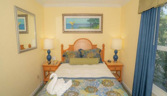 Friends and Family Getaway! Two Lovely 2BR Apartments, Pools, Parking, Shuttle