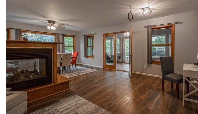 Friends & Family Getaway- Sauna, Fireplaces, Firepit