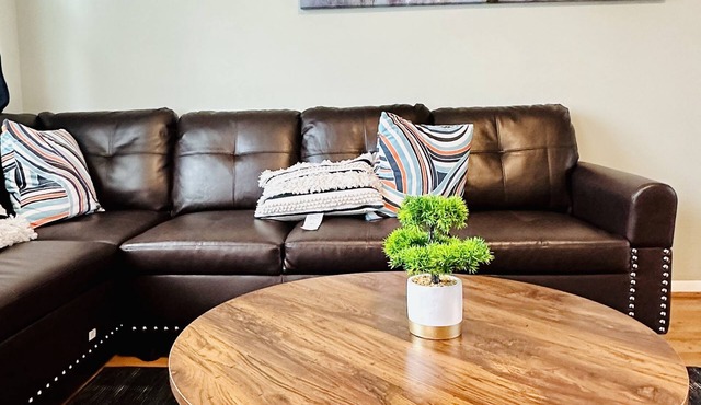Friends & Family Getaway. Comfy, Spacious & bright (pool table/backyard)