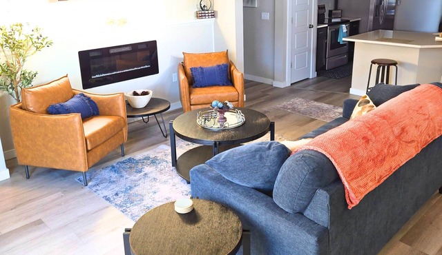 Friends & Family Getaway. Wine & golf. Fenced yard & game room. Bring your dog!