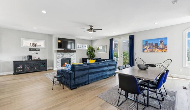 Friends in Skyline Places, 10 min to Broadway, Perfect for Groups!