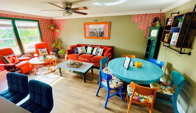 Friends-Inspired 3 BDR Escape Vintage Vibes & Private Garden Near Chicago