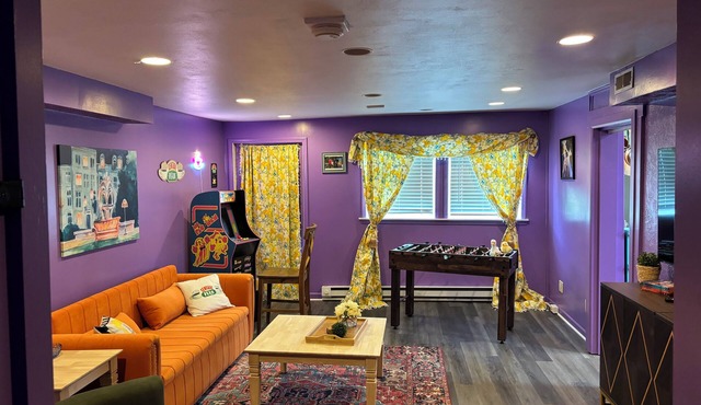 Friends themed apartment w/free parking