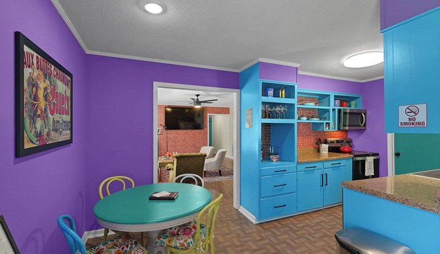 Friends TV House - Sleeps 8 - N. Jackson - So Fun