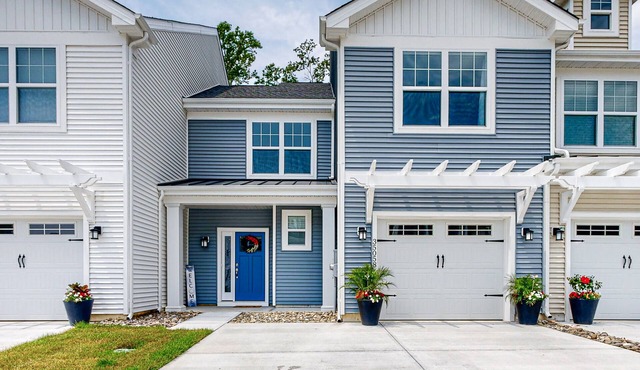 Friendship Creek - 35058 Dundee St | Charming townhouse with pool & patio